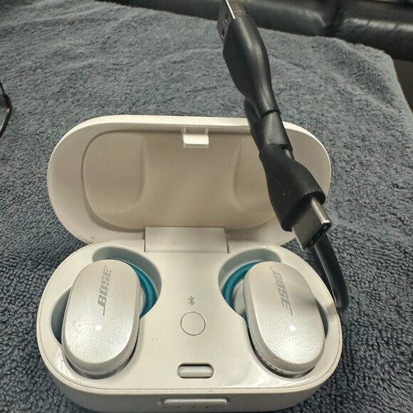 Bose Noise cancel earbuds - Picture 2 of 2